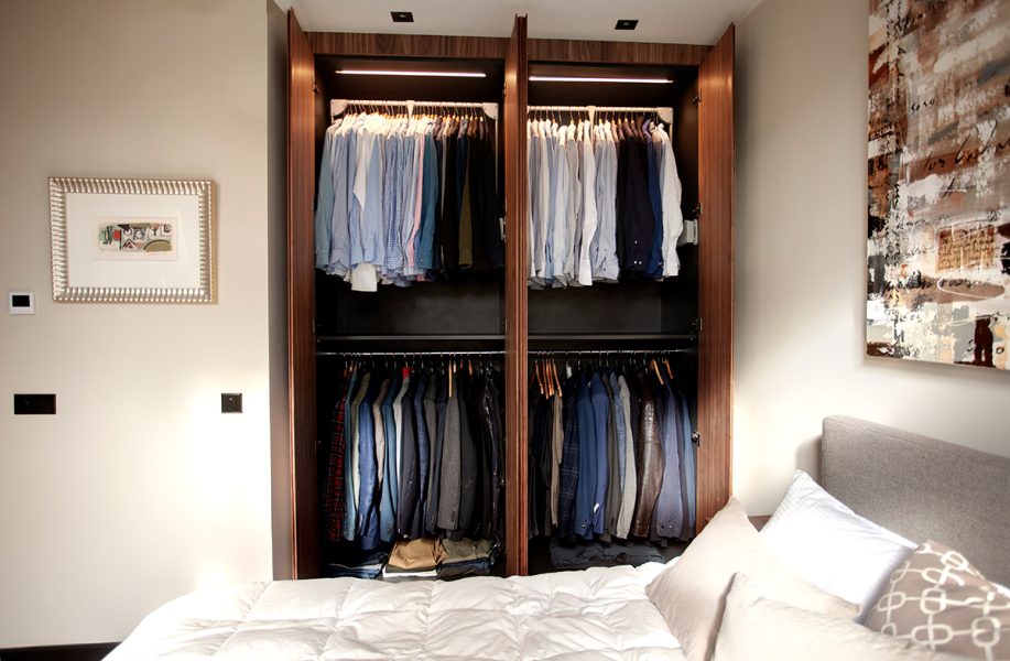 Notenhouten kast detail