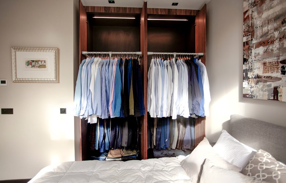 Notenhouten kast interieur