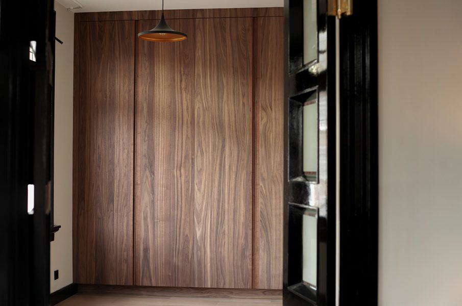 Notenhouten kastenwand Amsterdam