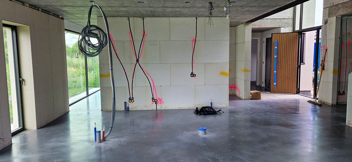 De open leefruimte tijdens de bouwfase, voor plaatsing van het maatwerk