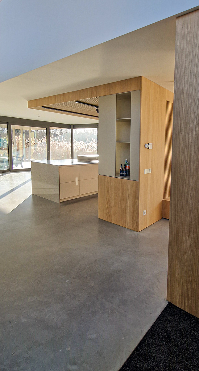 Detail van de doorlopende eikenhouten afwerking tussen woonkamer en keuken